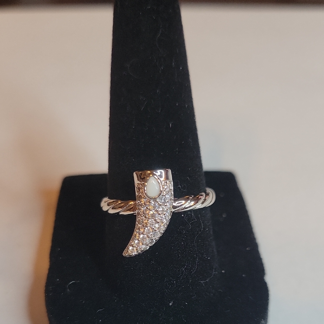 Beautiful Silver White Magnesite Encrusted Horn On A Silver Band Size 7 Nwt 50$